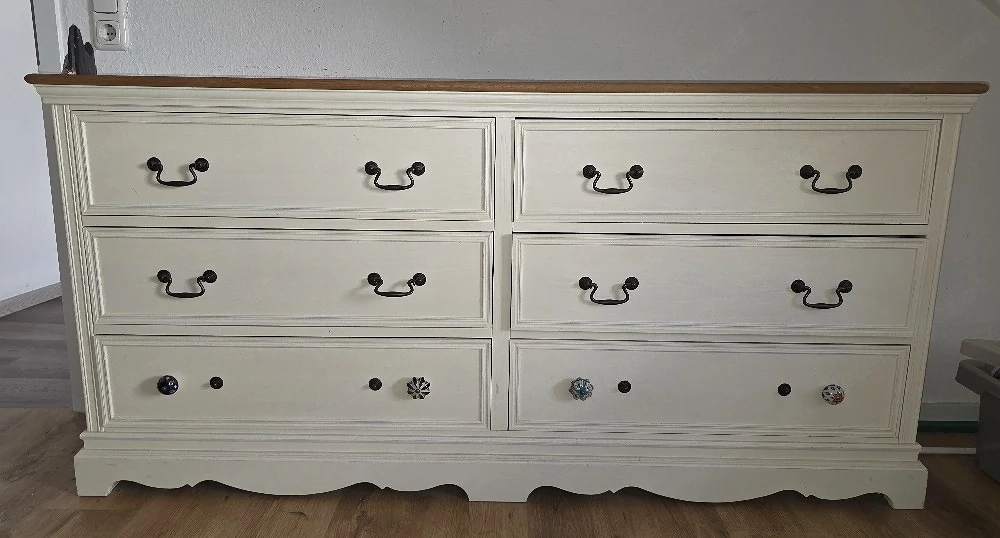Kommode und Schrank