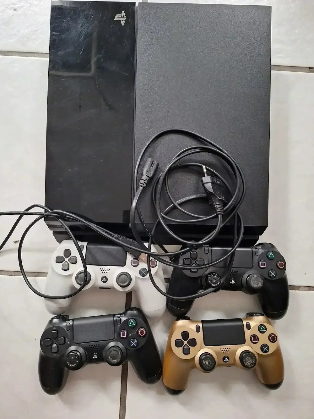 Playstation 4 mit Spielen und Filmen