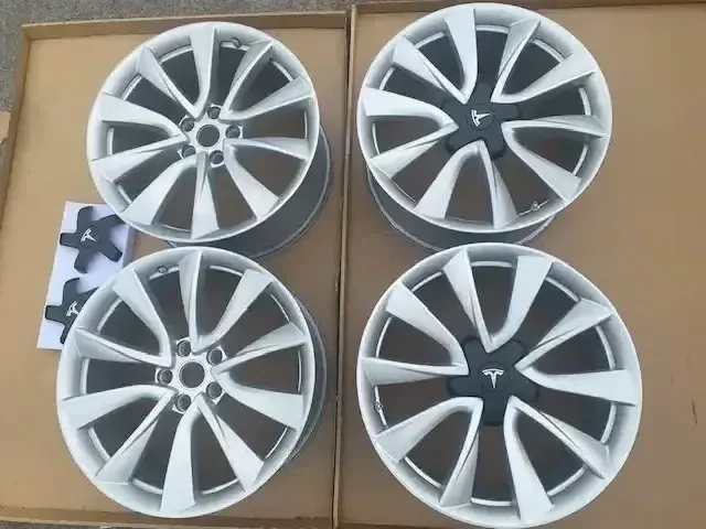 Tesla 3, Neuwertige Alufelgen