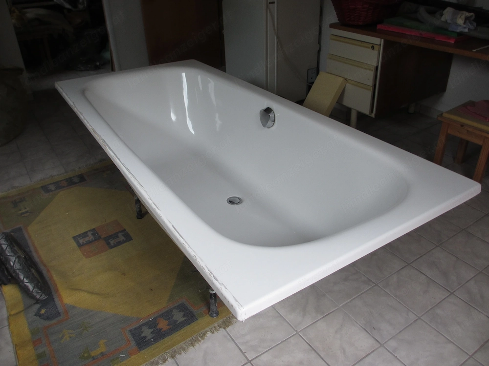 Kunststoffbadewanne mit Ablaufgarnitur und Standfüßen