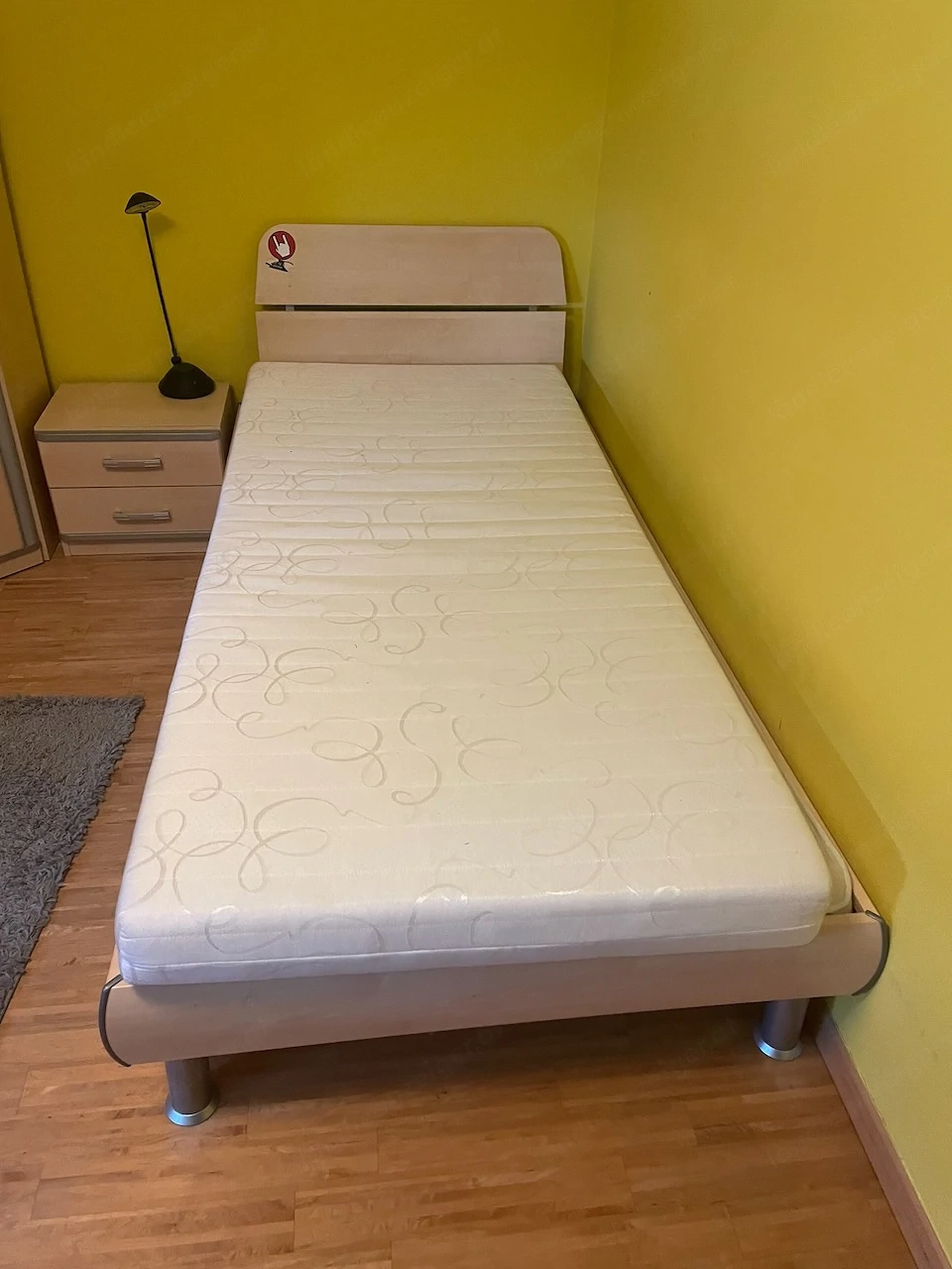 Bett mit Samina-Lattenrost, Matratze und passendem Nachttisch zu verschenken