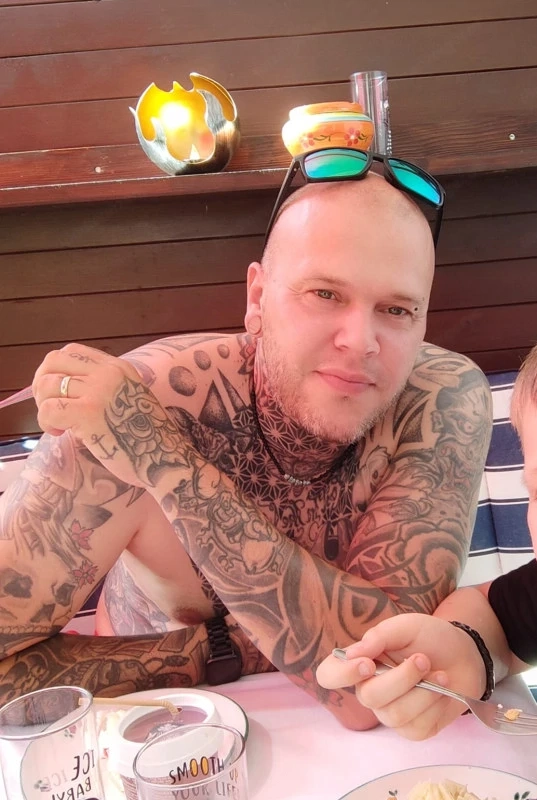 Gutgebauter und stark tattoowierter 41 jähriger sucht geile dates.
