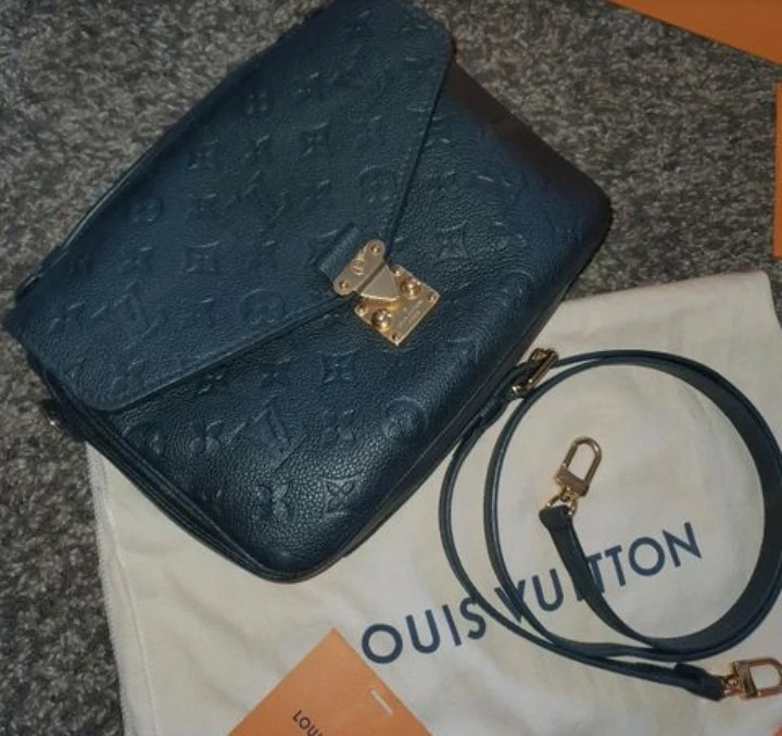 Louis Vuitton Metis Handtasche Schwarz mit Zubehör