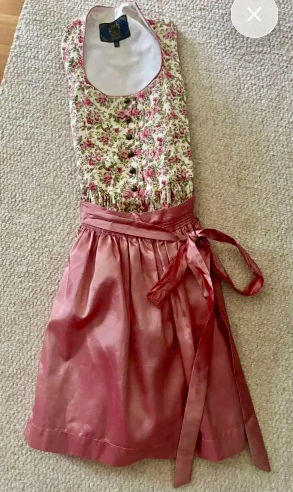 Traumhaftes Dirndl mit Streublumen-Muster