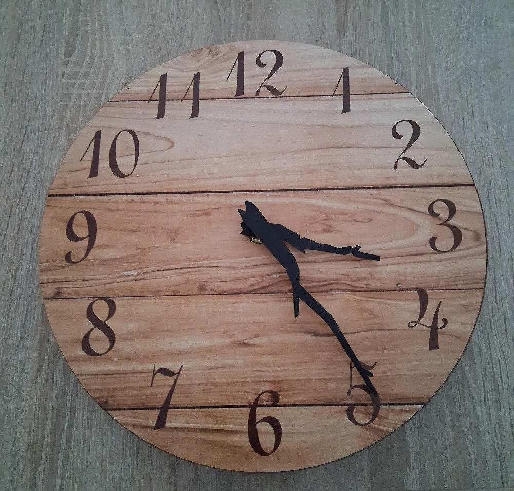 Wanduhr neu