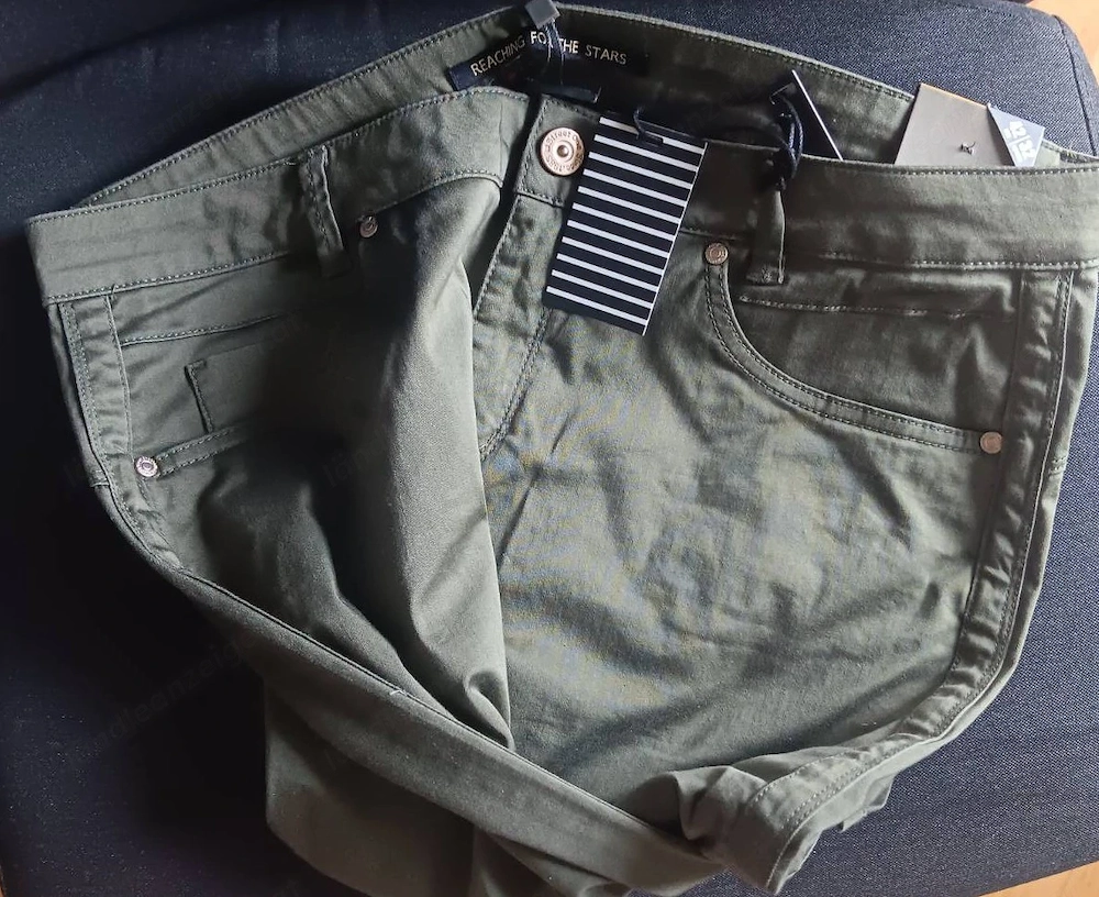 Elegante Khaki-Hose mit Glanz, ungetragen (Street One by Yulius)