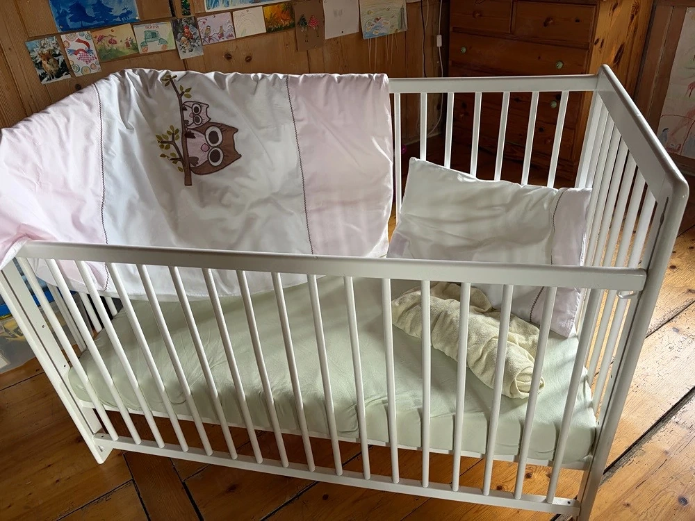 Gitterbett, weiß mit Zubehör