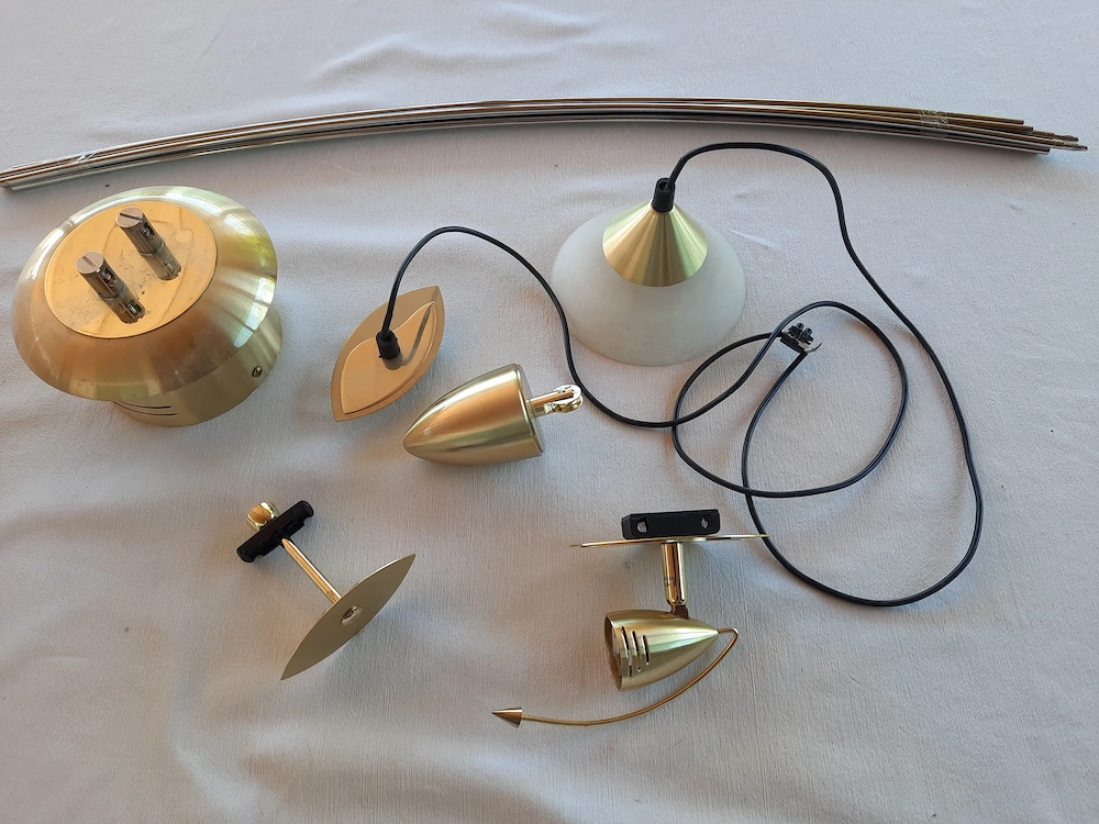 Lampe mit gebogenem Gestänge