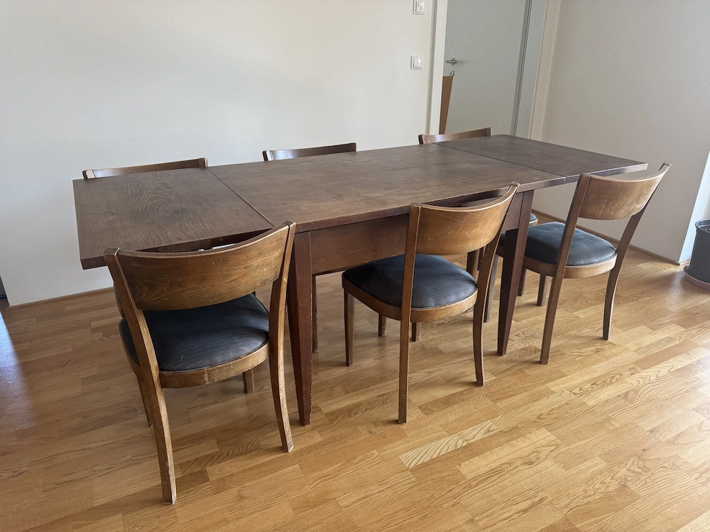 Tisch und Stühle