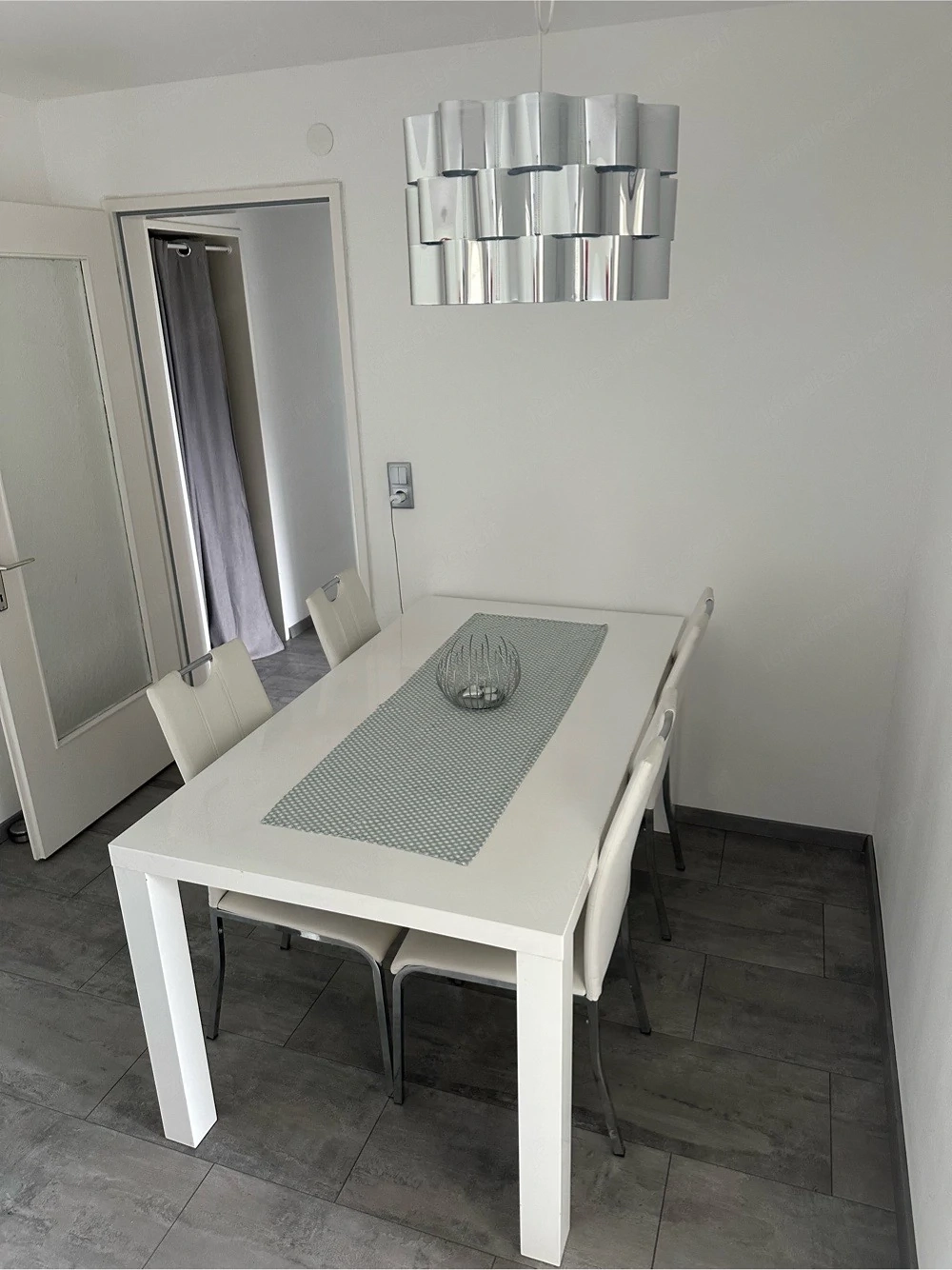 Tisch, Stühle, Lampe abzugeben
