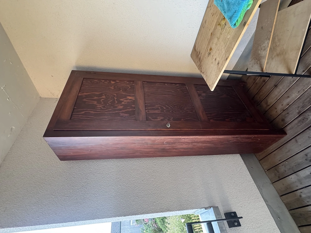 Holzschrank