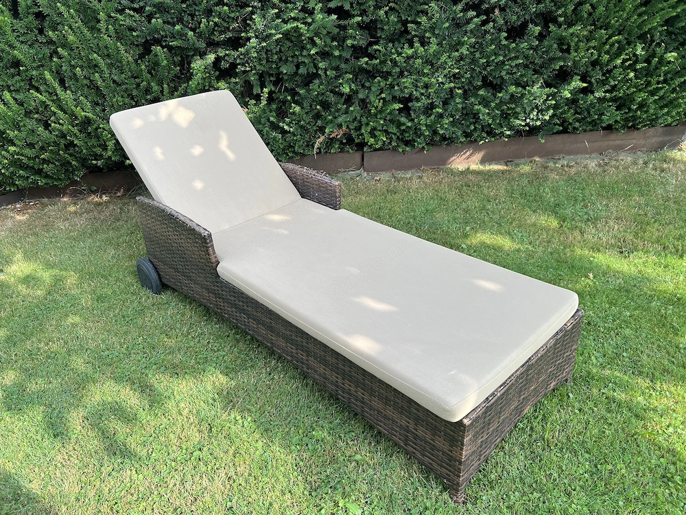 Gartenliege mit verstellbarer Rückenlehne und Auflage
