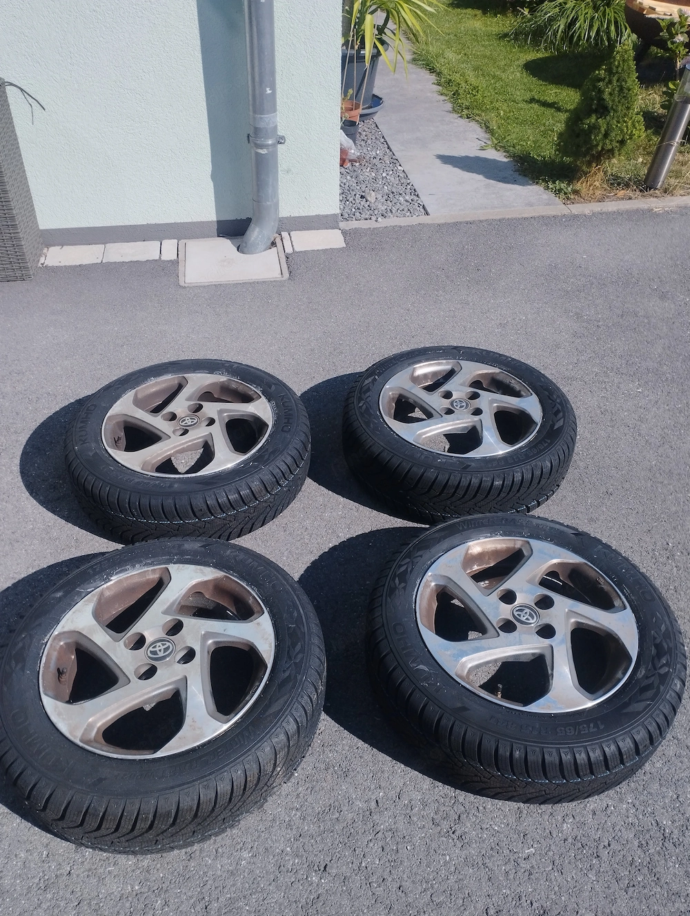 Brandneue Winter-Kompletträder 175 65 R15 84T Kumho auf originalen Toyota Alufelgen - Komplettsatz