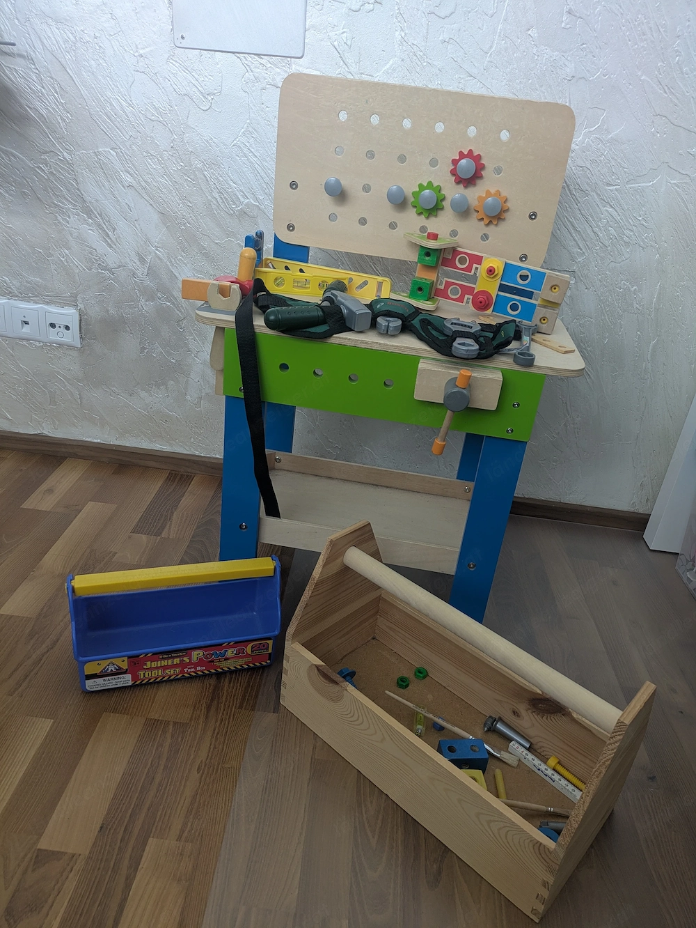 Hape Holzwerktisch mit viel Zubehör 