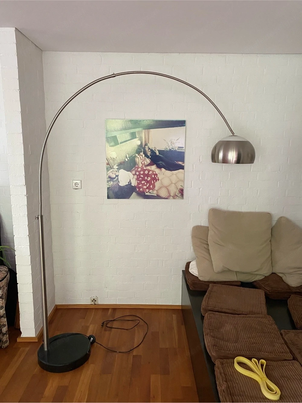 Bogenlampe mit schwarzem Marmorfuss