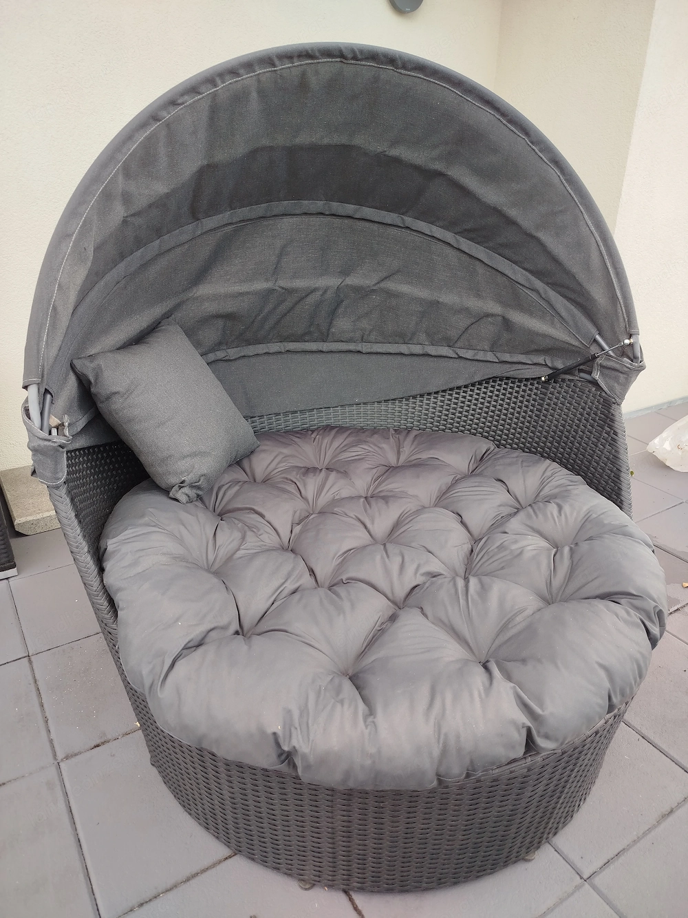 Sonneninsel Polyrattan schwarz mit dunkelanthrazitfarbenem Windschutz