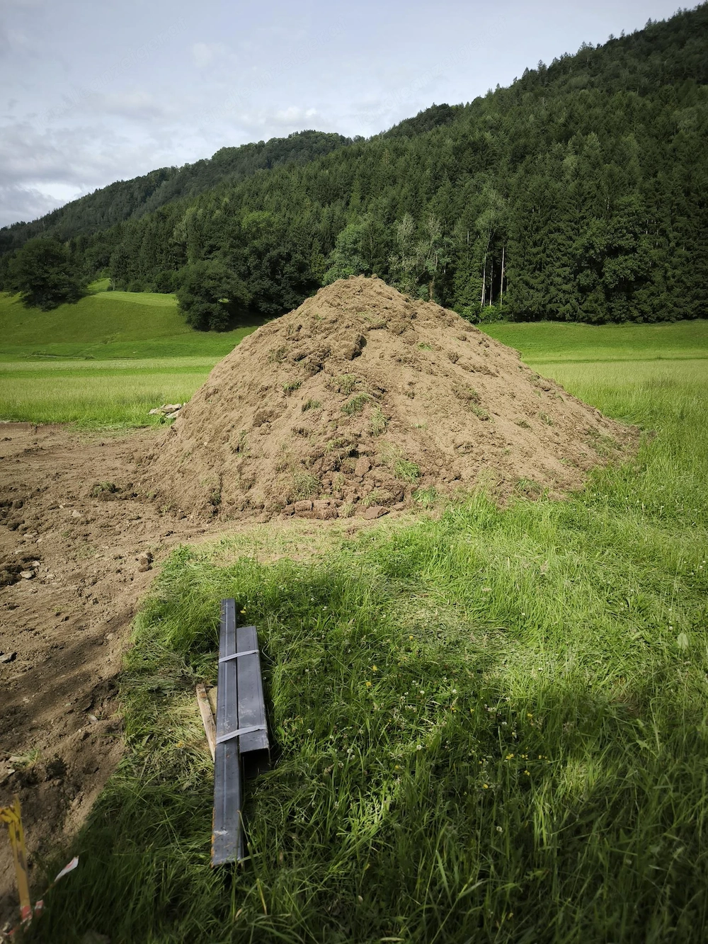 Aushub  Humus Erde zu verschenken.