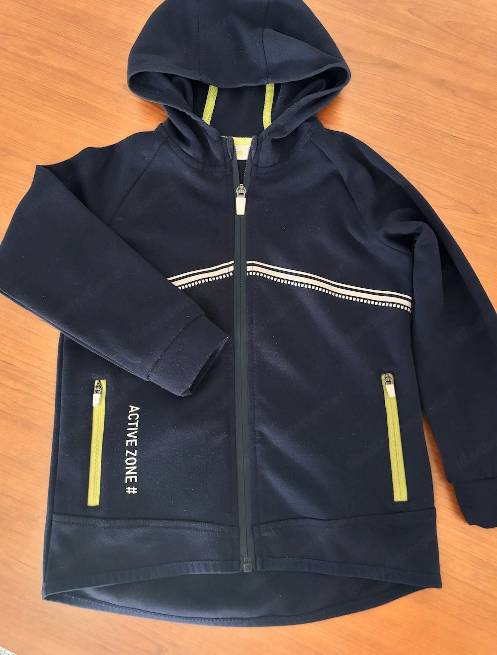 Kinder Jacke mit Kapuze und reflektierenden Details 