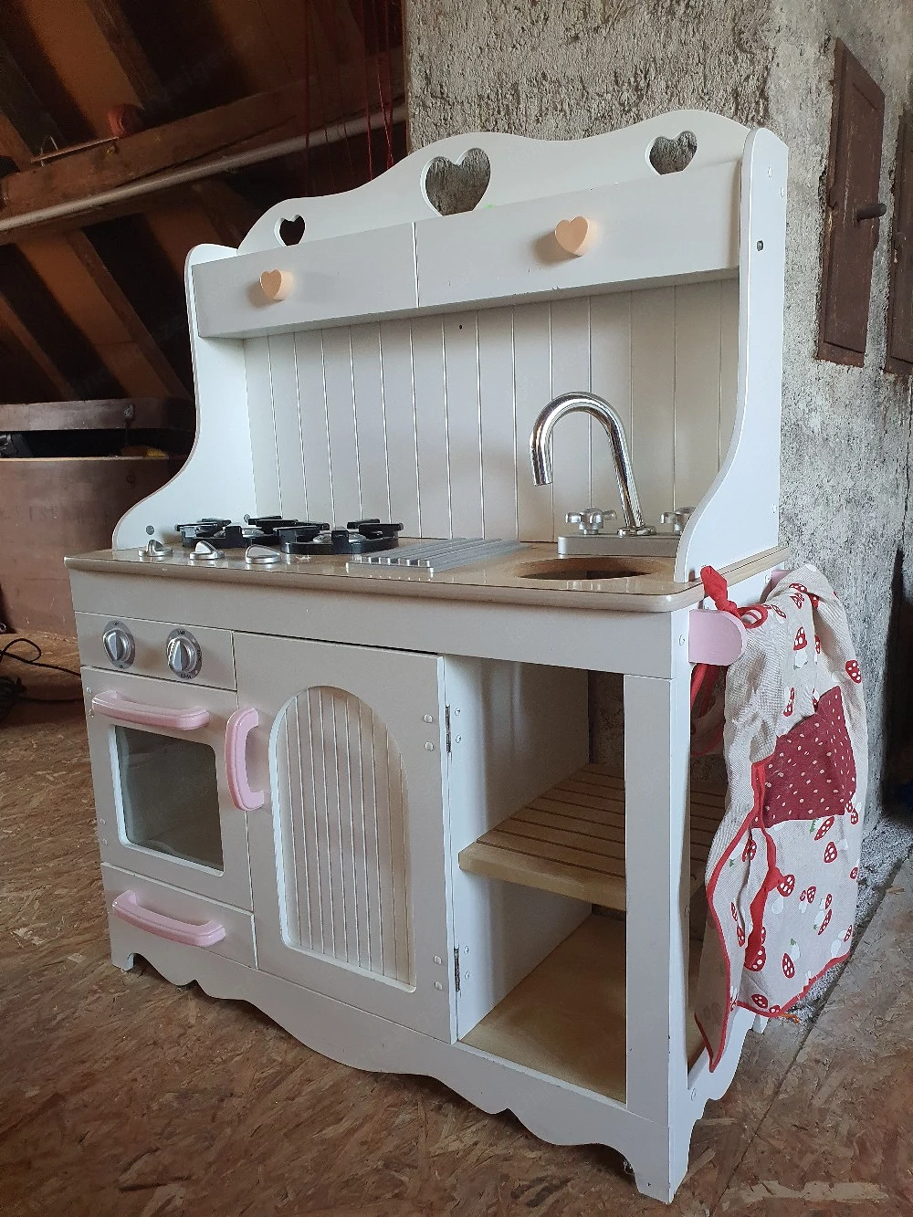 Kinderspielküche mit liebevollem Zubehör