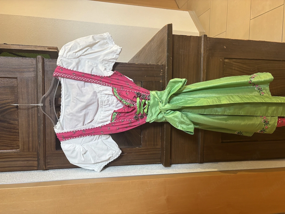 pinkes Dirndl mit grüner Schürze inklusive Bluse