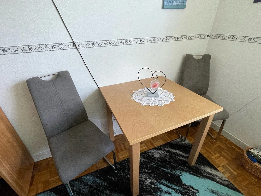 Tisch mit zwei Stühlen 
