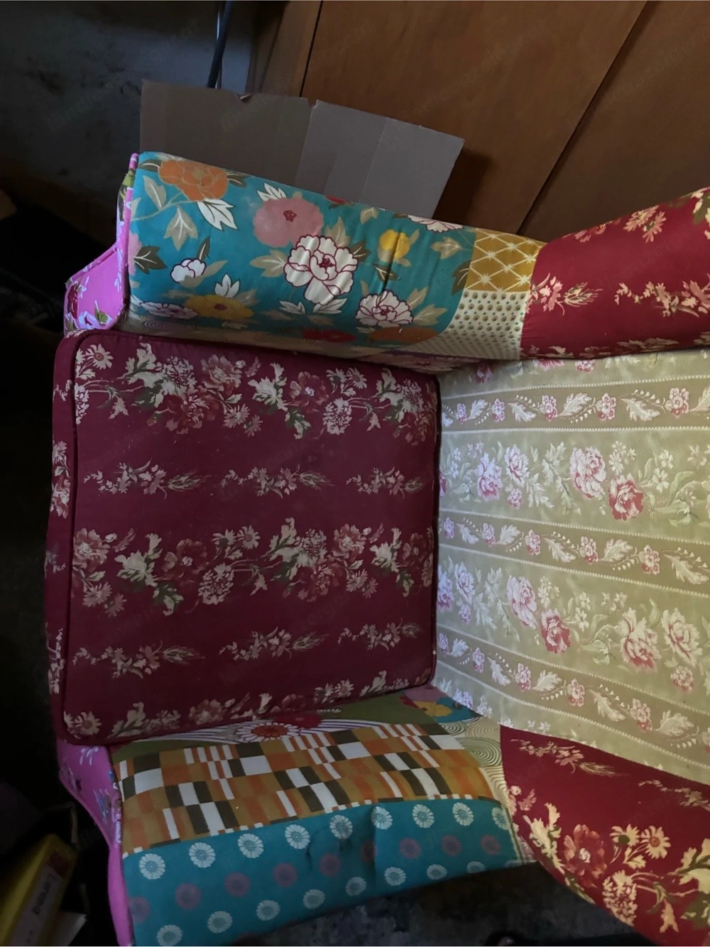 Auffälliger Sessel im bunten Patchwork-Design.