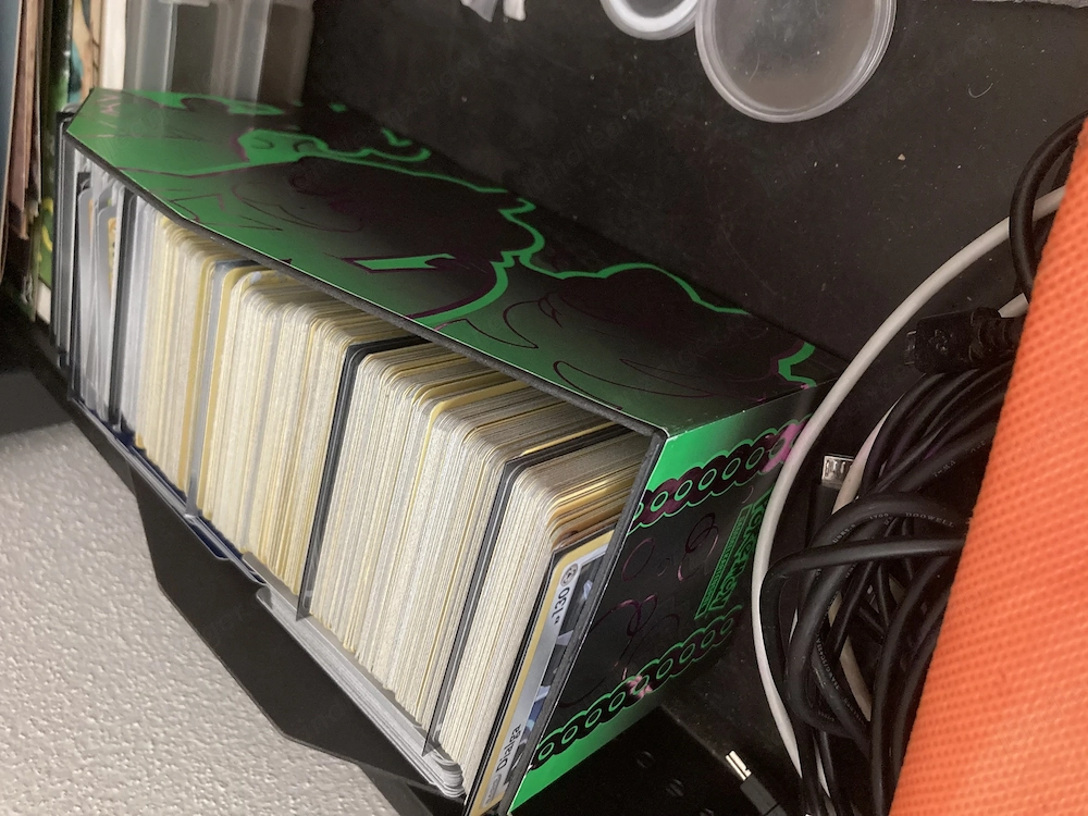 Box voll mit Pokémon Karten 