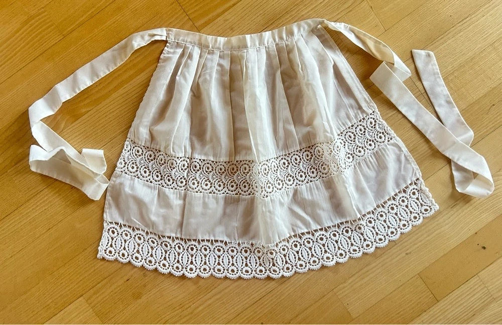 Hell beige Schürze Dirndl