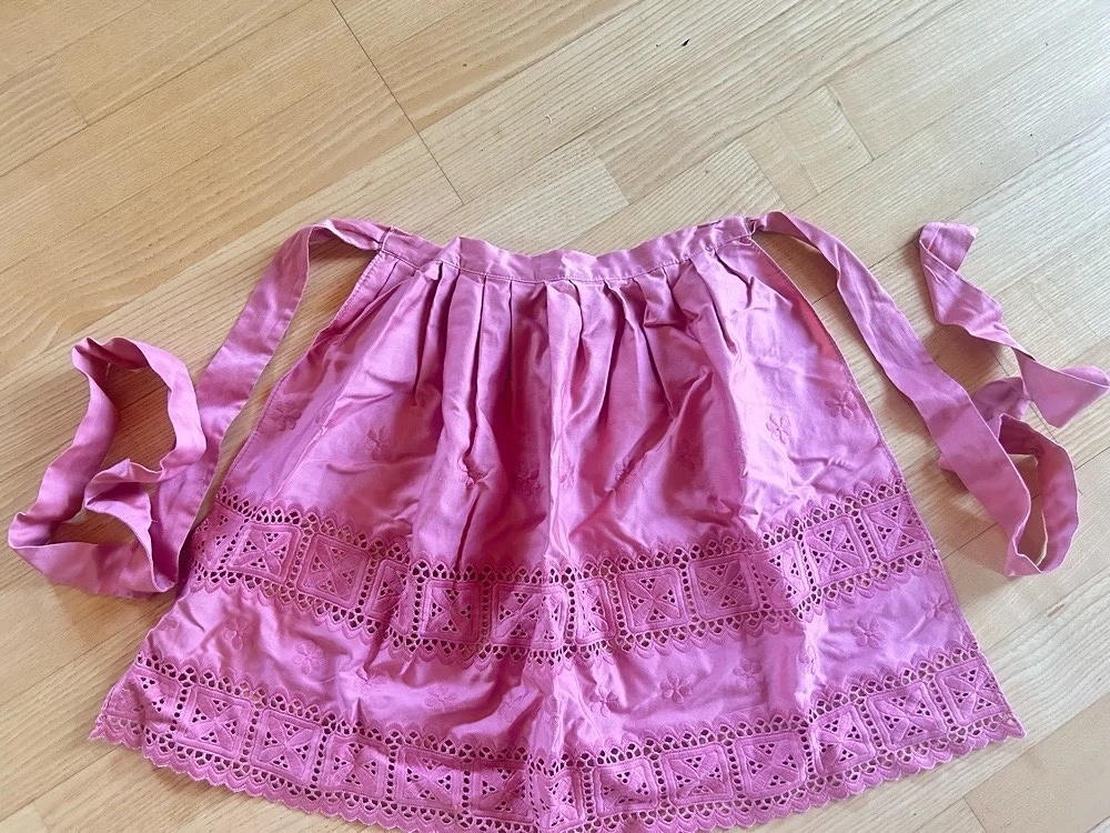 Altrosa farbene Dirndl Schürze