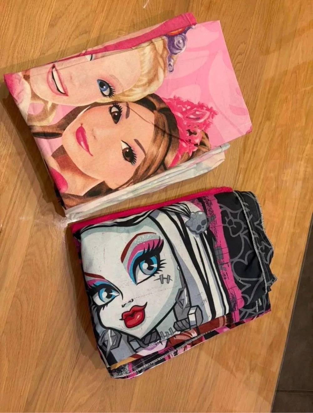 Sehr gut erhaltene Barbie und Monsterhigh Bettwäsche