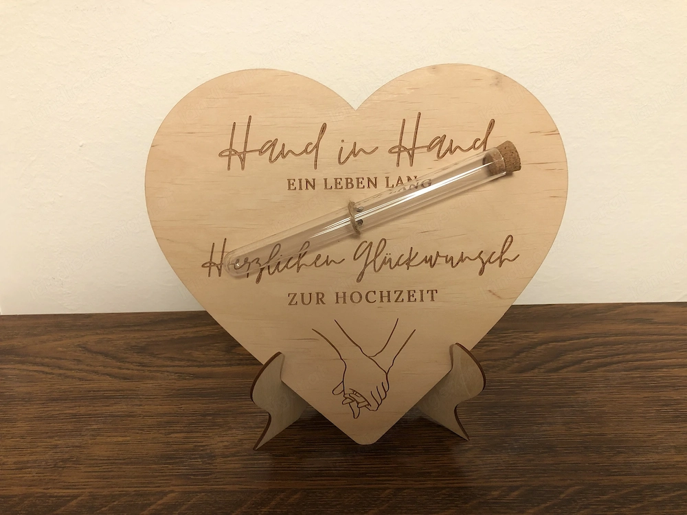 Holzherz mit Plastikgefäß