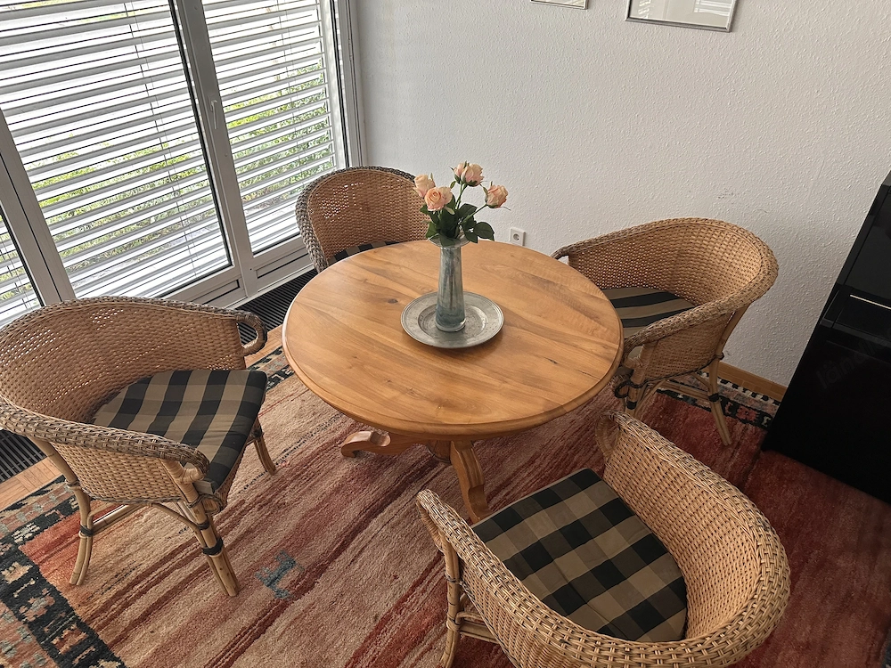 Tisch mit Korbsessel