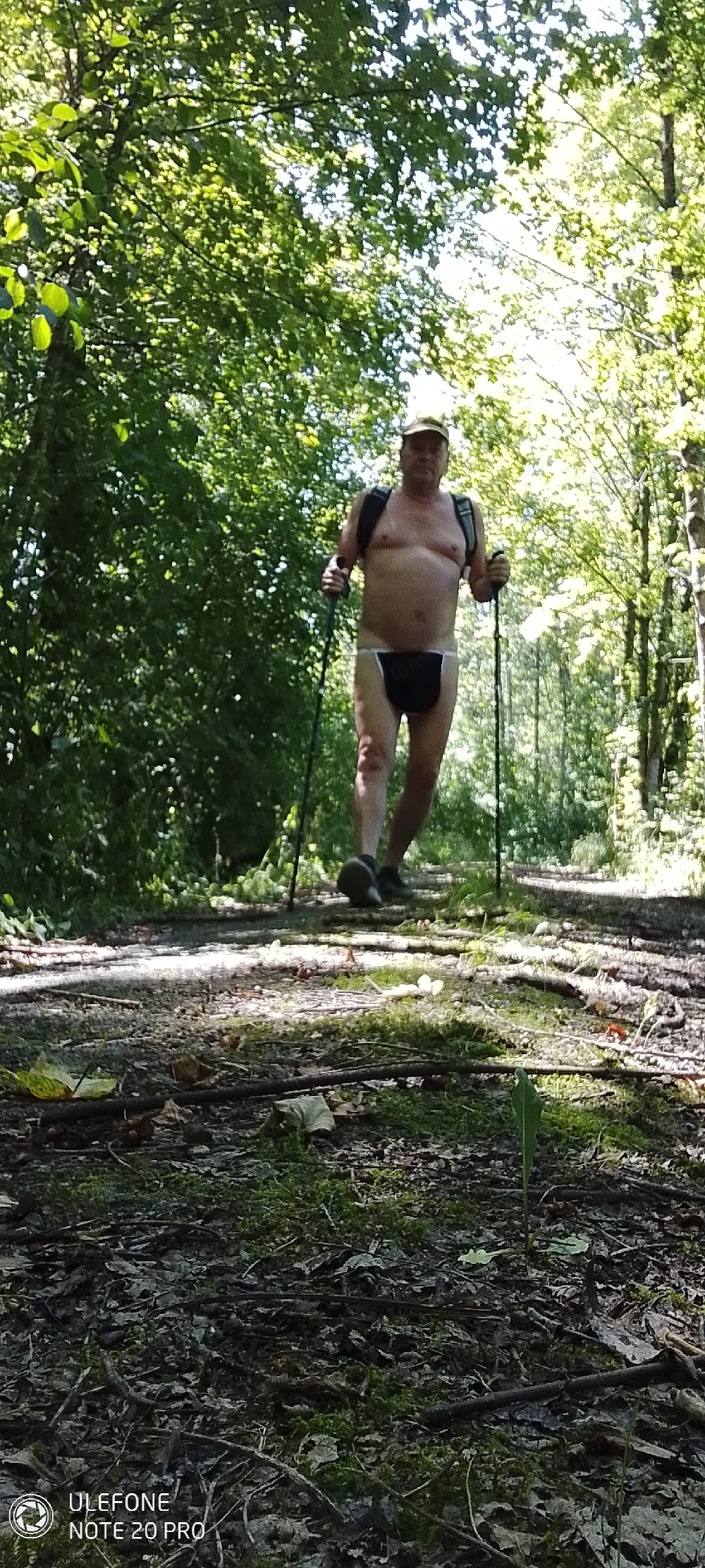 Suche nette Frau für Nacktwanderungen im Wald 