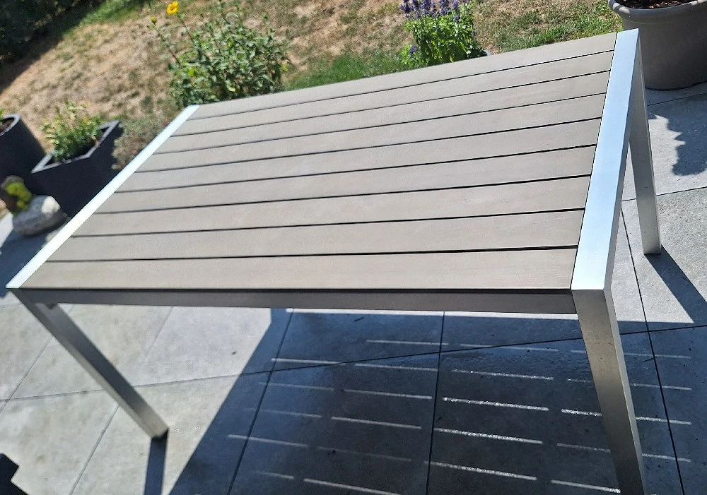 Gartentisch in Holzoptik, pflegeleicht