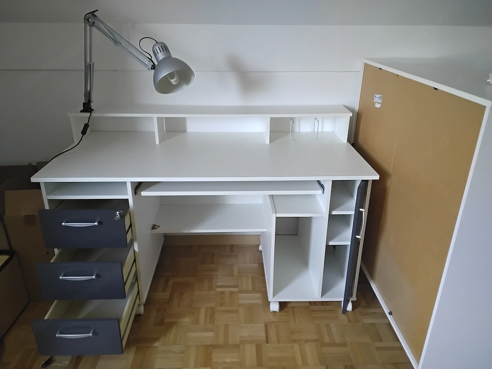 Verschenke Schreibtisch mit Gebrauchsspuren