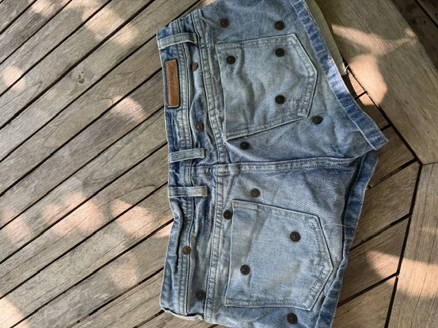Kurze Jeanshose