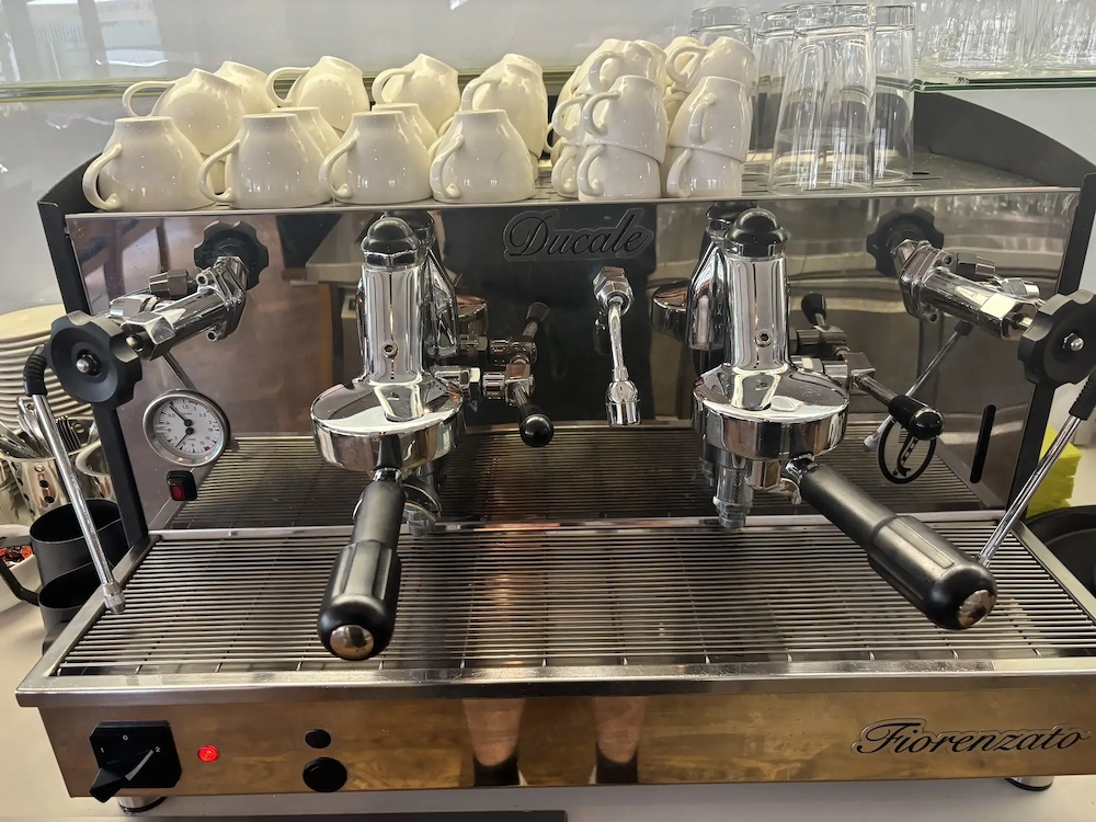 Gastro Kaffeemaschine Ducale 2 Brühgruppen, Halbautomat, ink. Kaffeemühle