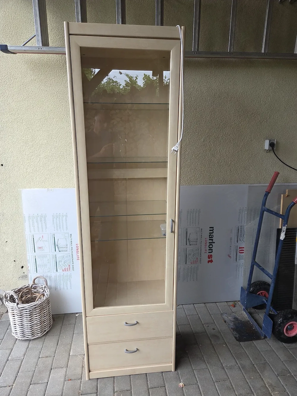 Glasvitrine aus hellem Holz