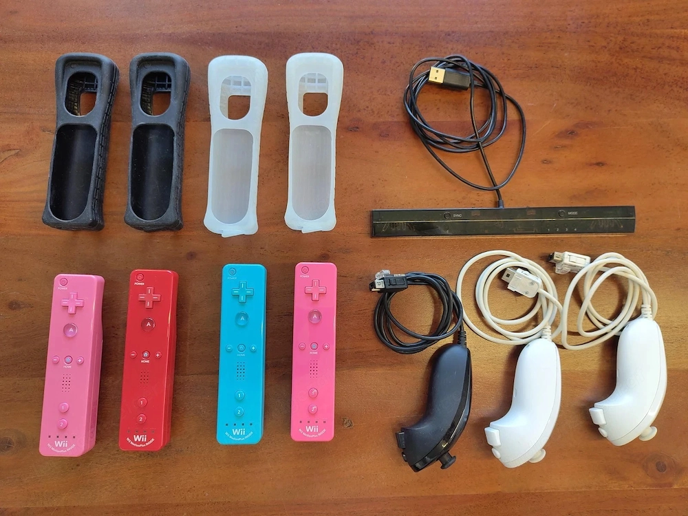4x Nintendo Wii Remote Plus + 3x Nunchuck + Mayflash Wii-Bar