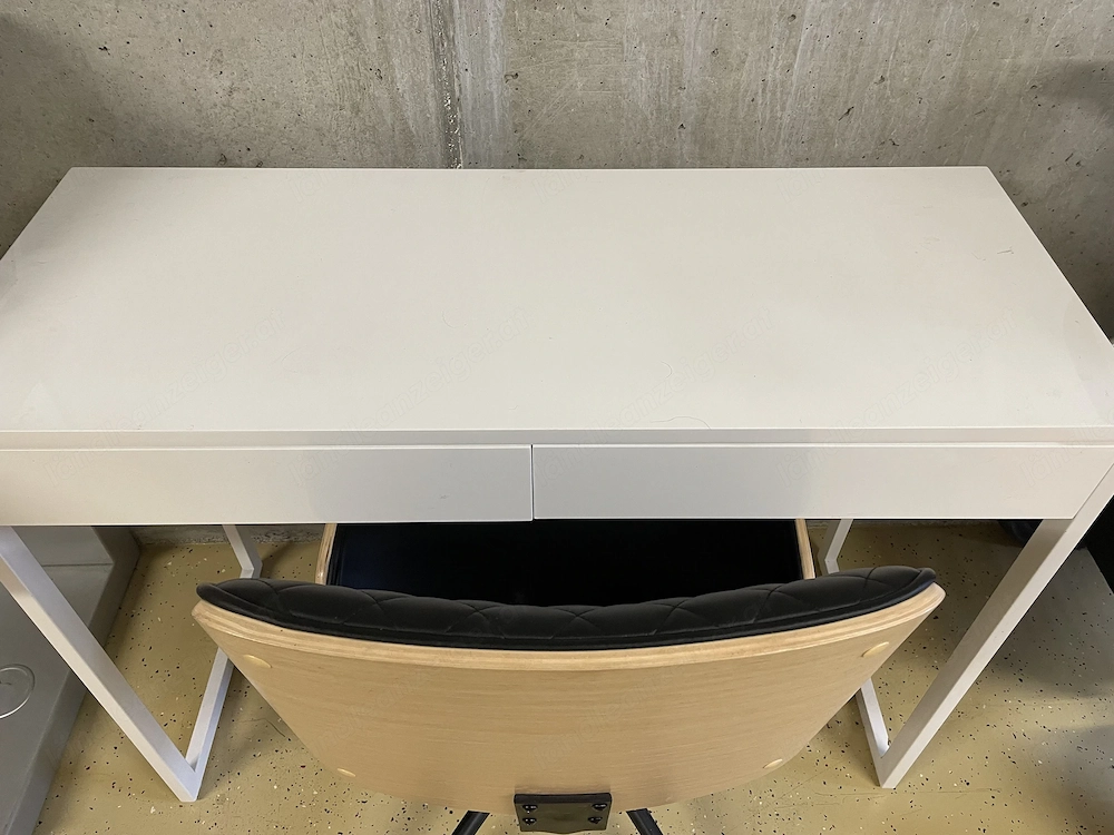 Bürotisch und Stuhl