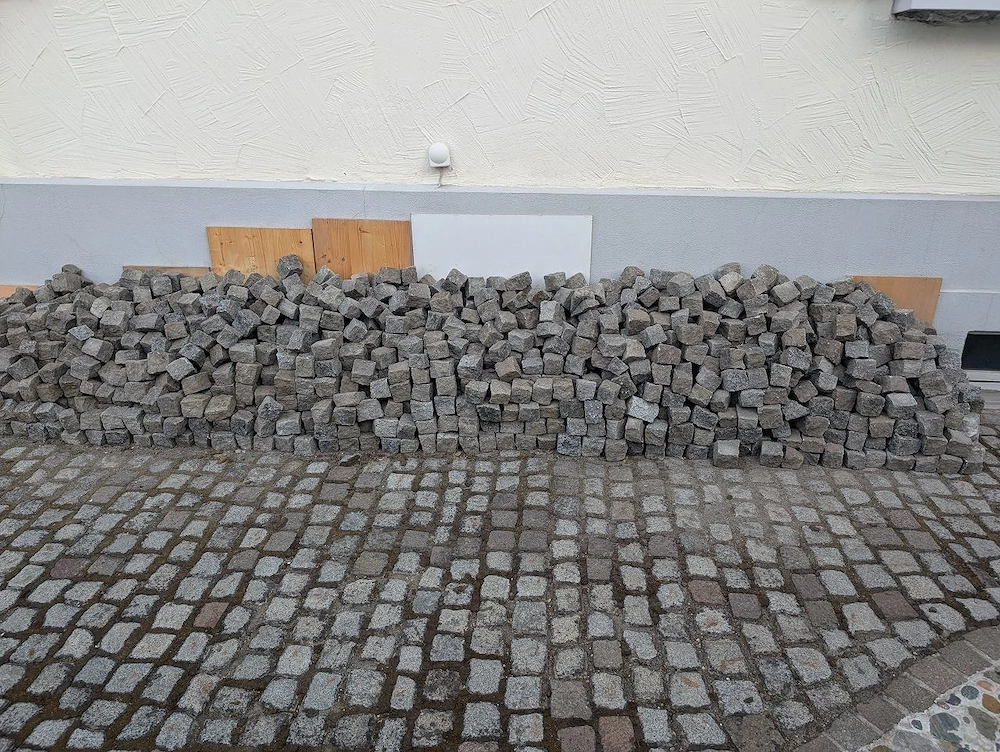 Granit-Pflastersteine ausgebaut
