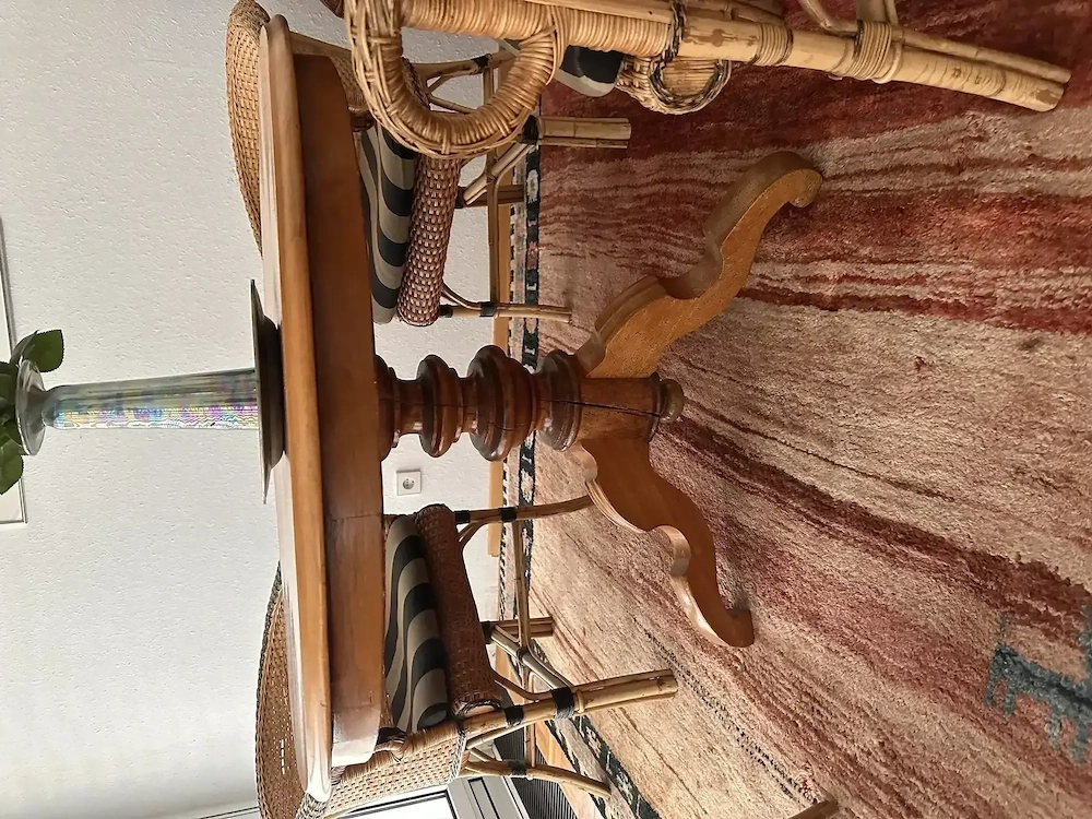 Tisch mit Korbsessel