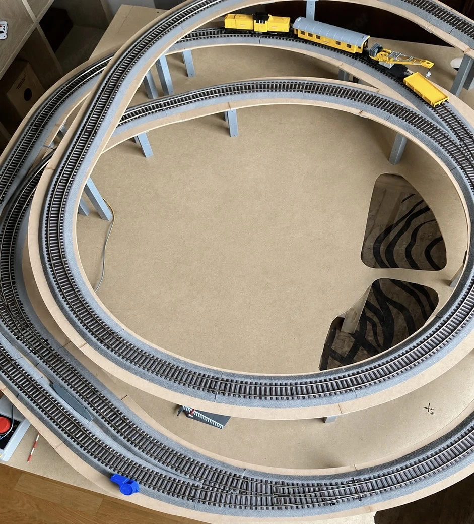 Modelleisenbahn Trassenset Theisensee H0 mit Schienen und Lokomotive