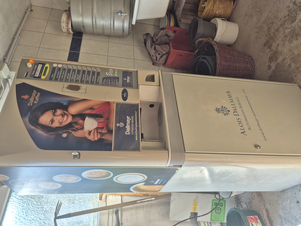 Kaffeevolautomat mit Wassertank