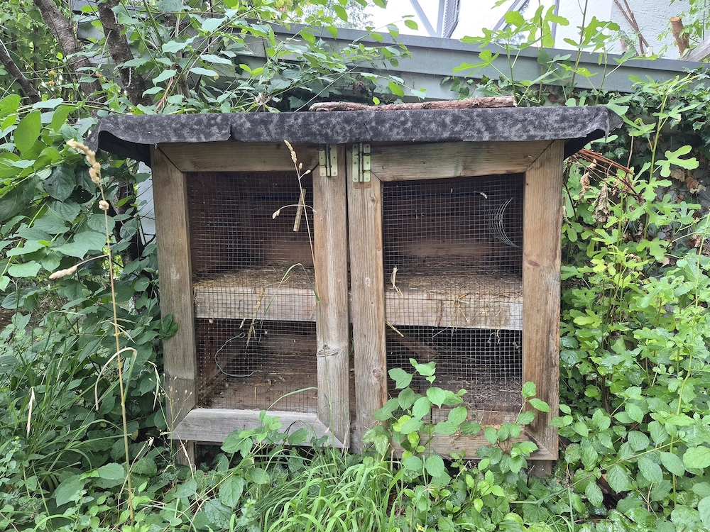Kleintierstall Vollholz, guter Zustand