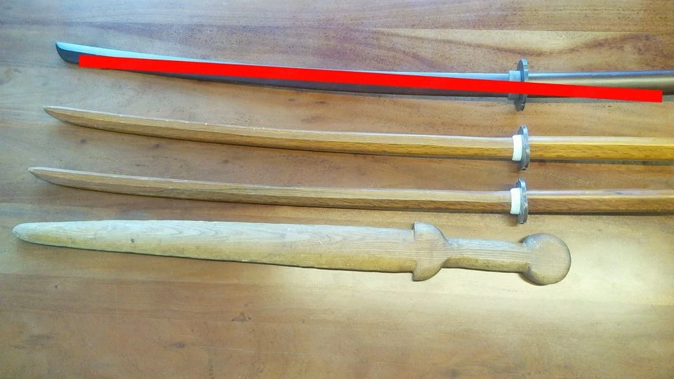 2x Bokken (Eiche) + Holz-Gladius   Konvolut