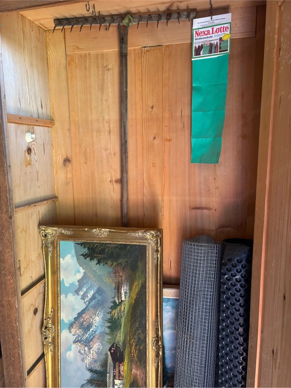 Holzschrank