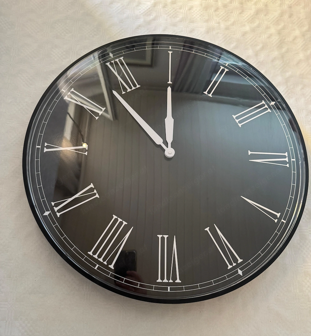 Wanduhr schwarz