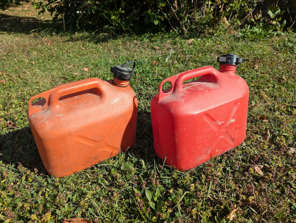 2x5L Benzinkanister zu verschenken (reserviert)