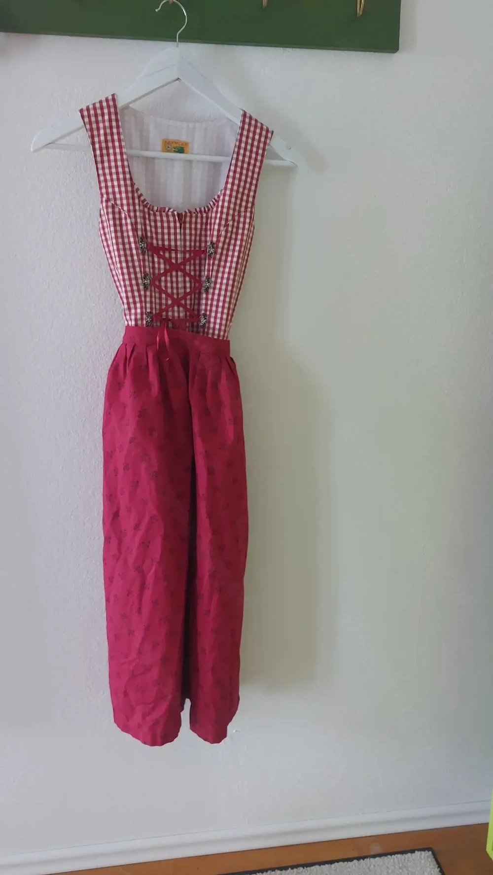 Rot-weiß karriertes Dirndlkleid      Größe: 158